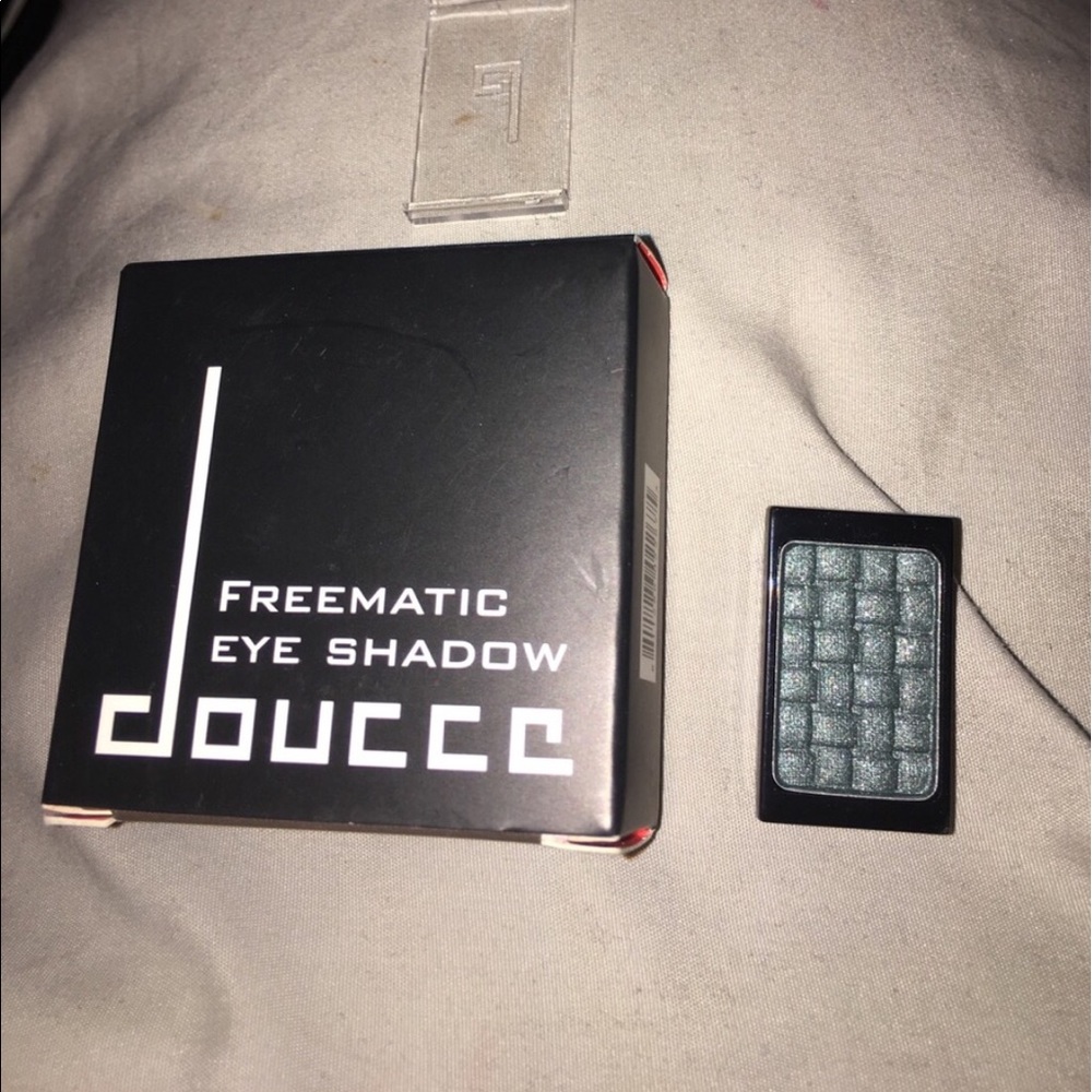 Doucce Shimmer eye shadow