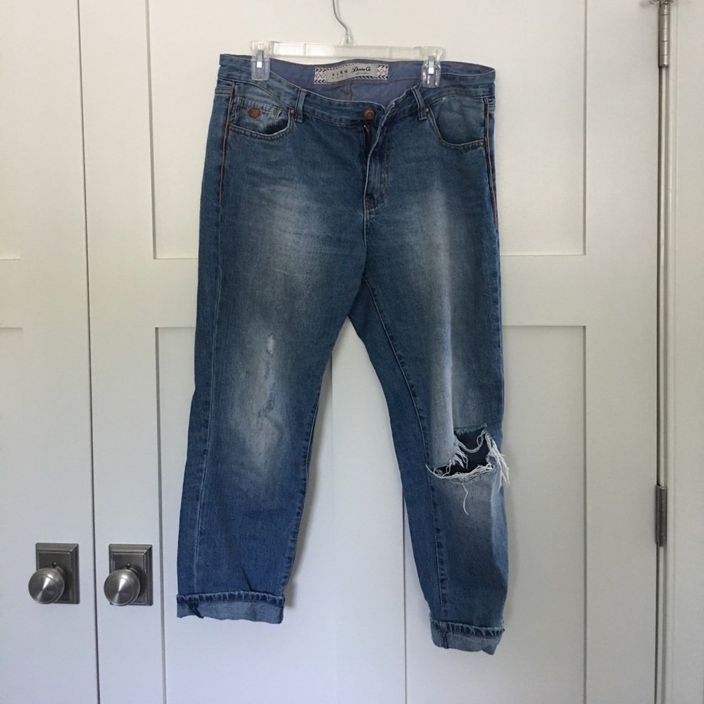 DISTRESSED JEANS