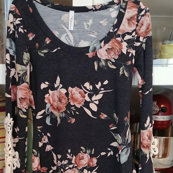 Just listed. Navy floral lace top - Picture 3 of 5