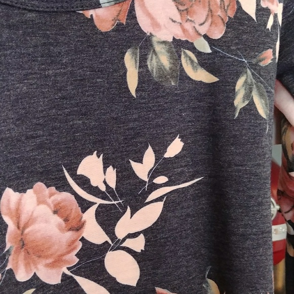 Just listed. Navy floral lace top - Picture 4 of 5