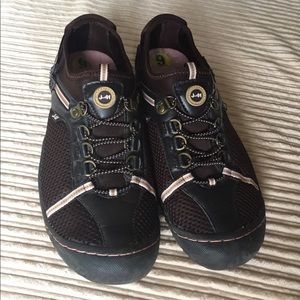 Ladies slip on Hiking shoes, brown J-41