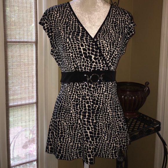 APT.9 Cap Sleeve Top. - Picture 1 of 5