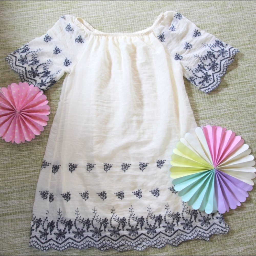 NWT🌿 Off-Shoulder Cream Dress w/ Navy Details