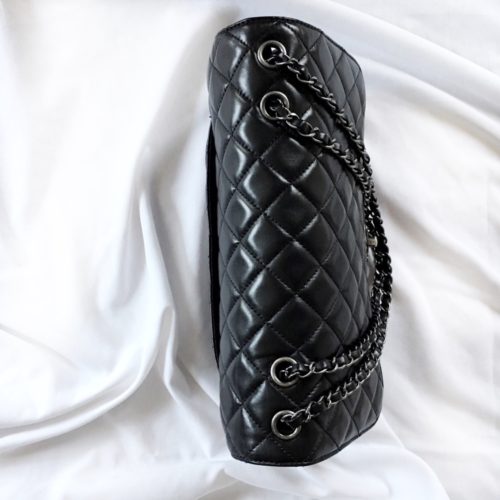 HP🌸Exclusive CHANEL Lambskin Maxi Drawstring Tote - Picture 2 of 8