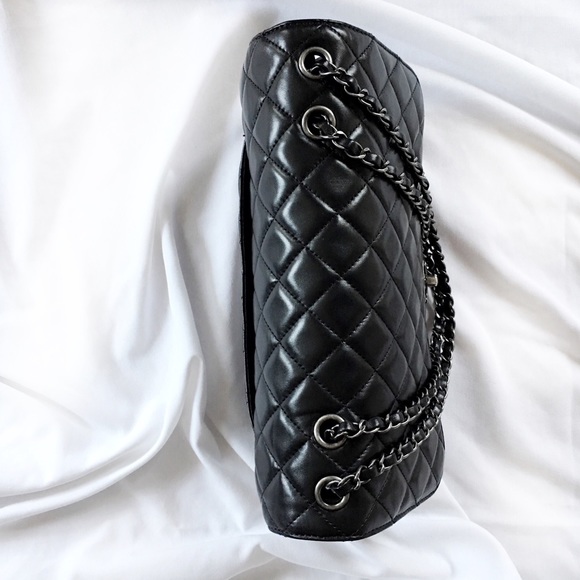 HP🌸Exclusive CHANEL Lambskin Maxi Drawstring Tote - Picture 2 of 8