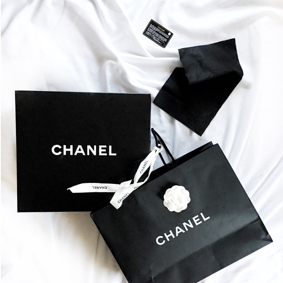 HP🌸Exclusive CHANEL Lambskin Maxi Drawstring Tote - Picture 7 of 8