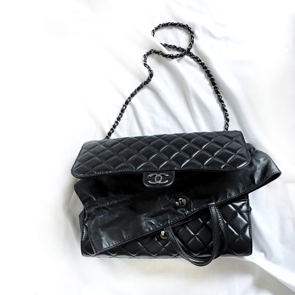 HP🌸Exclusive CHANEL Lambskin Maxi Drawstring Tote - Picture 3 of 8