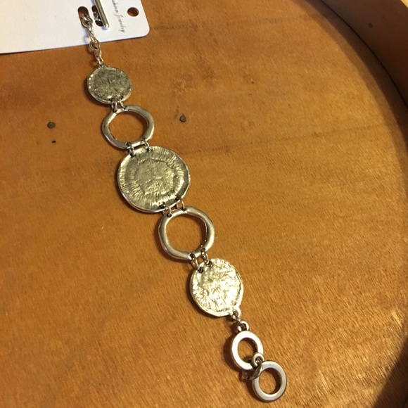 Abalone and silvertone bracelet toggle clasp - Picture 3 of 7