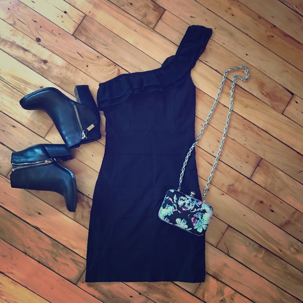 One-shoulder ruffle little black dress 🖤