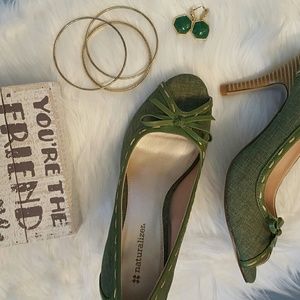 Make A Statement.....with these green pumps !!