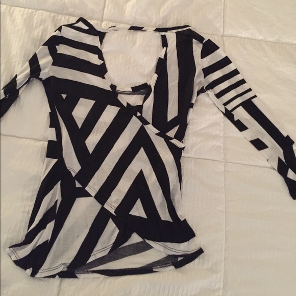 Black and white Guess 3/4 sleeve top - Picture 3 of 4