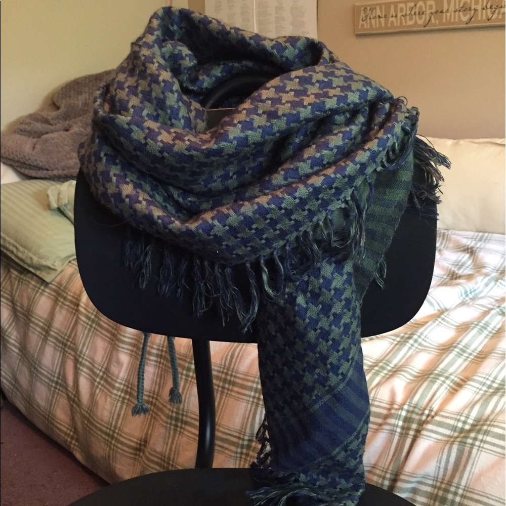 Navy & Green Houndstooth Scarf