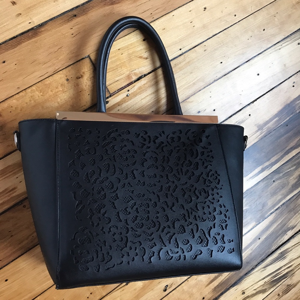 Cute black tote with intricate details 🖤