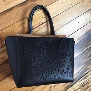 Cute black tote with intricate details 🖤