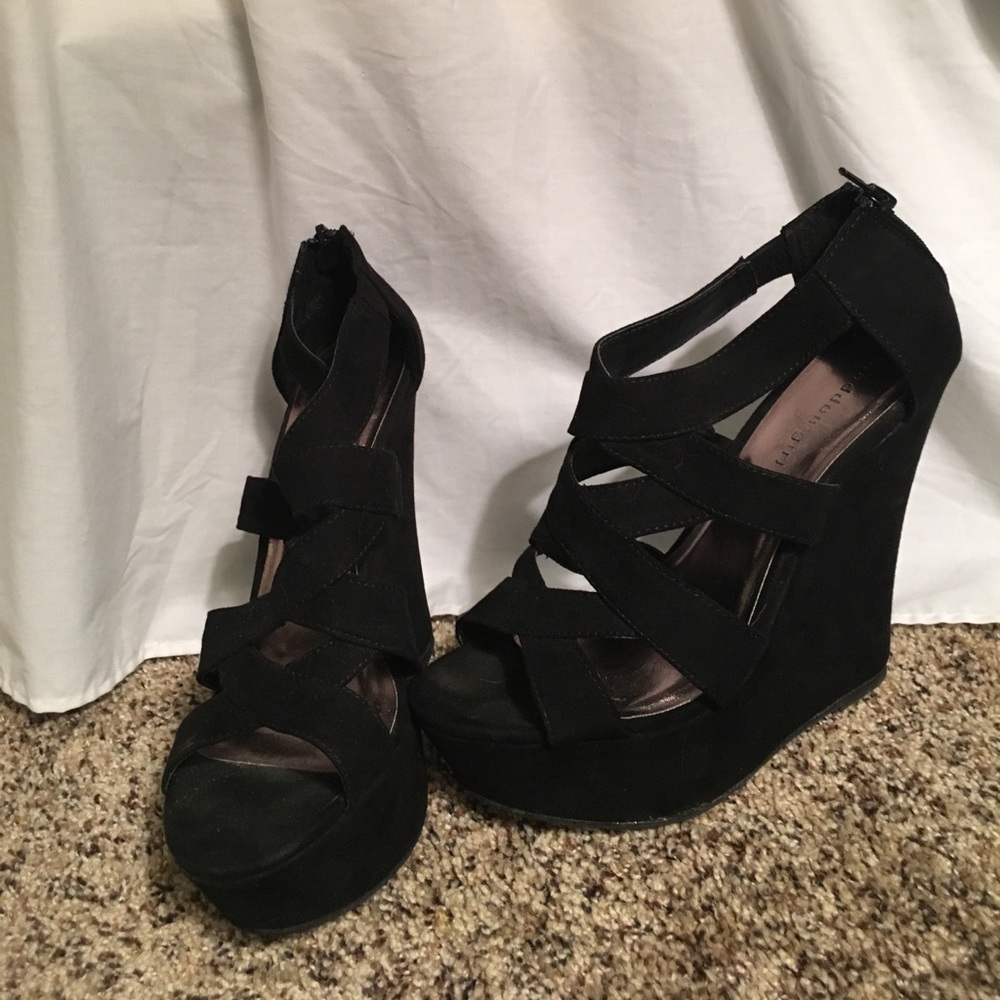 Steve Madden black wedges