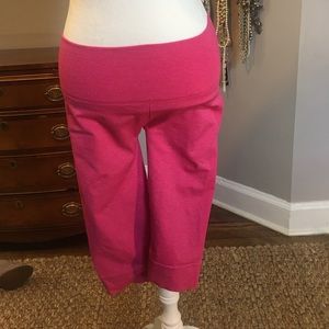 Lululemon like new hot pink crop yoga pants