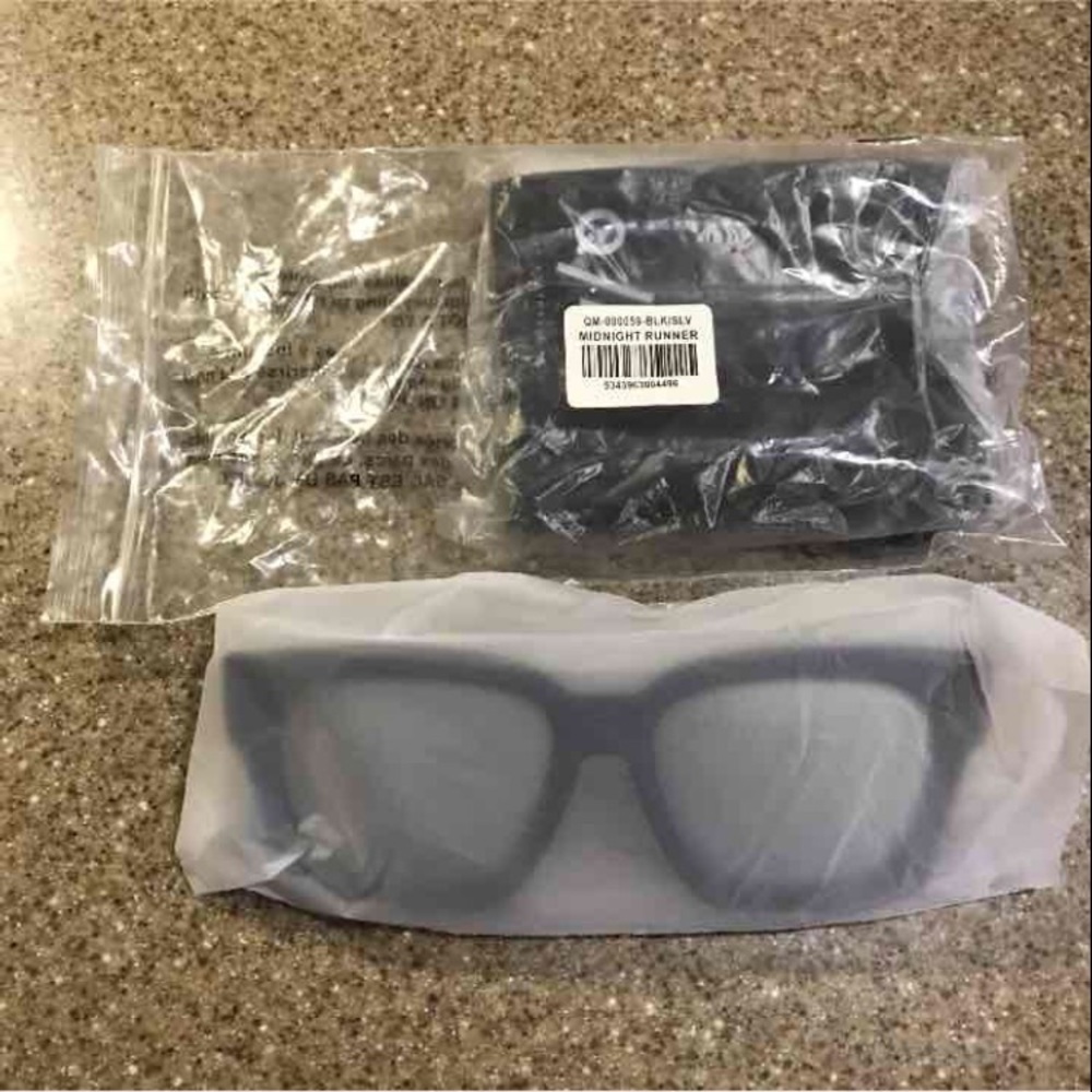 NWT Quay Midnight Runner black Sunglasses