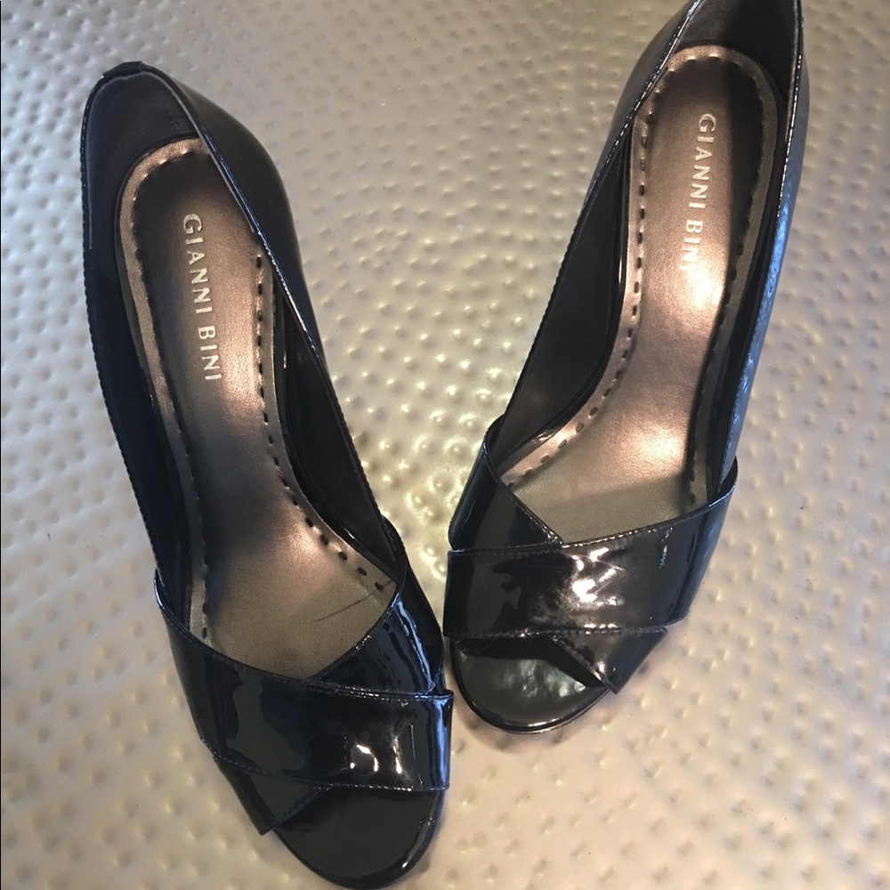 Gianni Bini Women's Black Patent Leather Pumps
