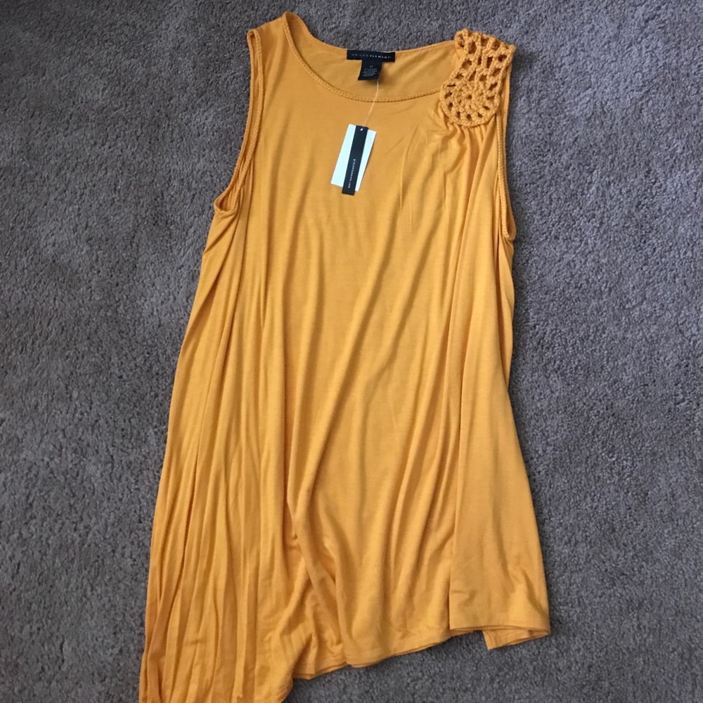 Long asymmetrical dandelion colored top