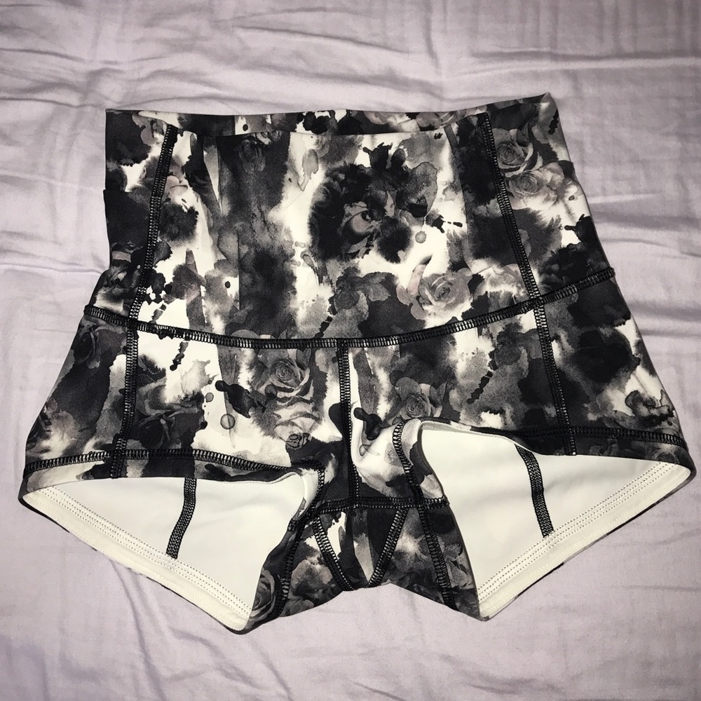 SALE Lululemon Brisk bloom Wonderlux 2" shorts