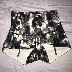 SALE Lululemon Brisk bloom Wonderlux 2" shorts