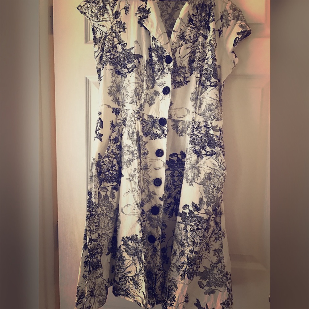 Black and white short sleeve dress