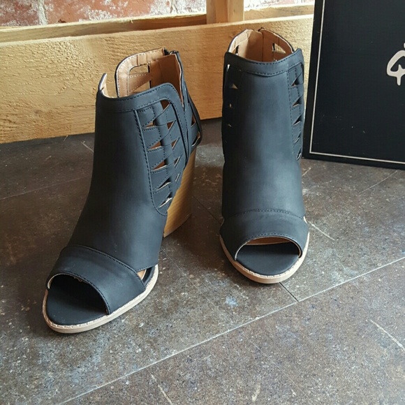 🆕 black faux soft leather bootie - Picture 2 of 4