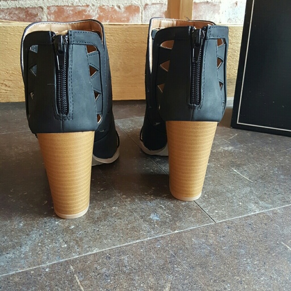 🆕 black faux soft leather bootie - Picture 3 of 4