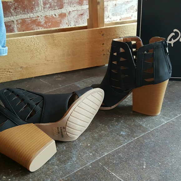 🆕 black faux soft leather bootie - Picture 4 of 4