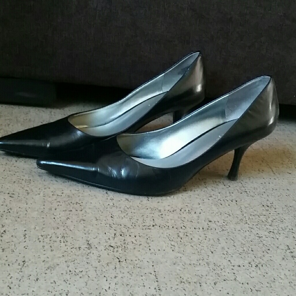 Black pumps