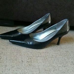 Black pumps