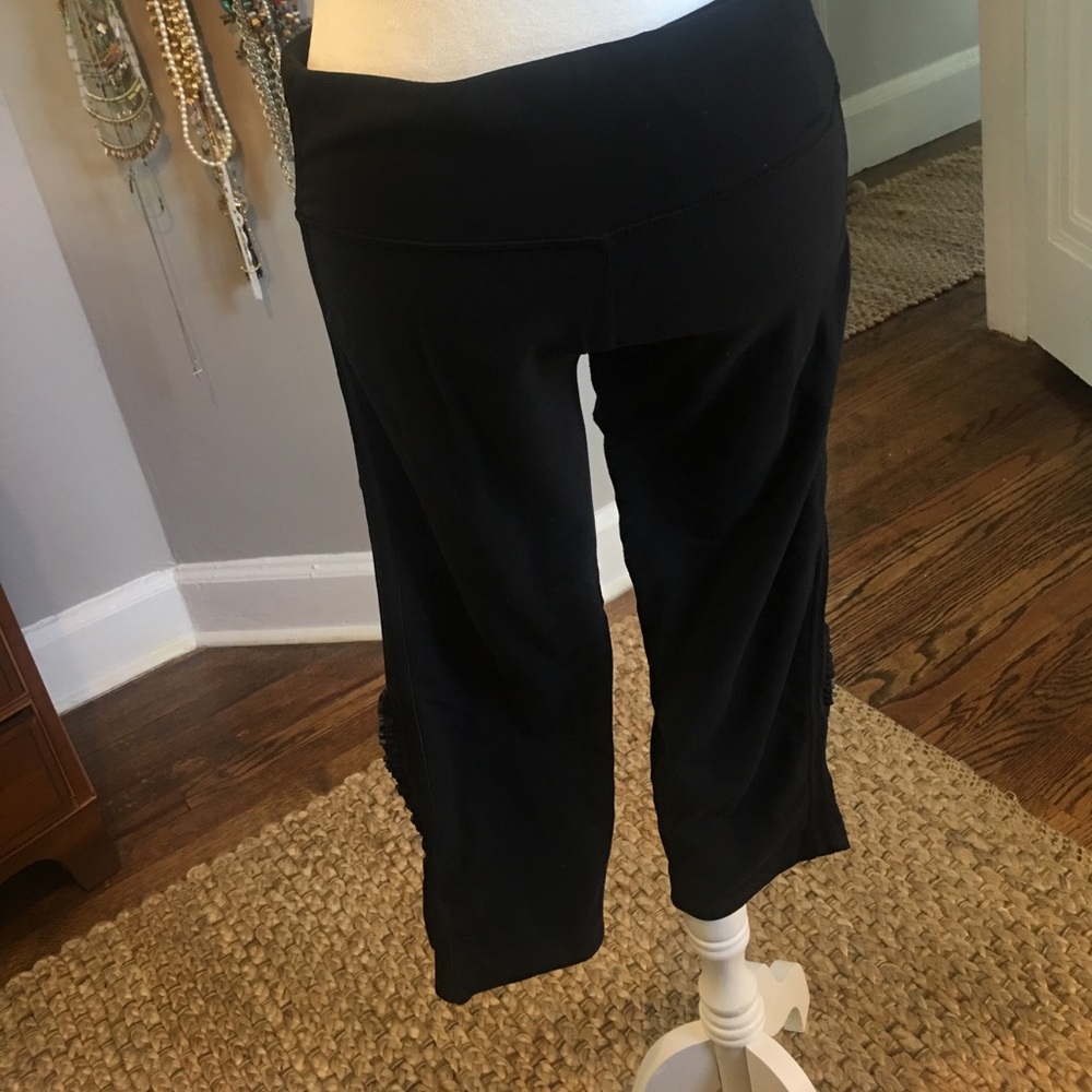 Lululemon crop pant with adorable side detail