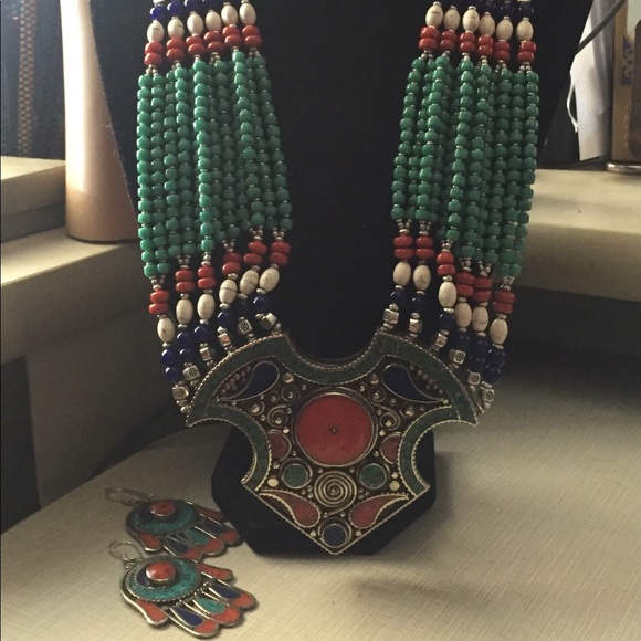 Jewelry - Beautiful bold turquoise lapis coral necklace set