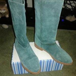 Gorgeous green suede boots
