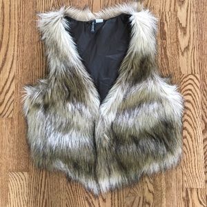 H&M Divided faux fur vest. size 10