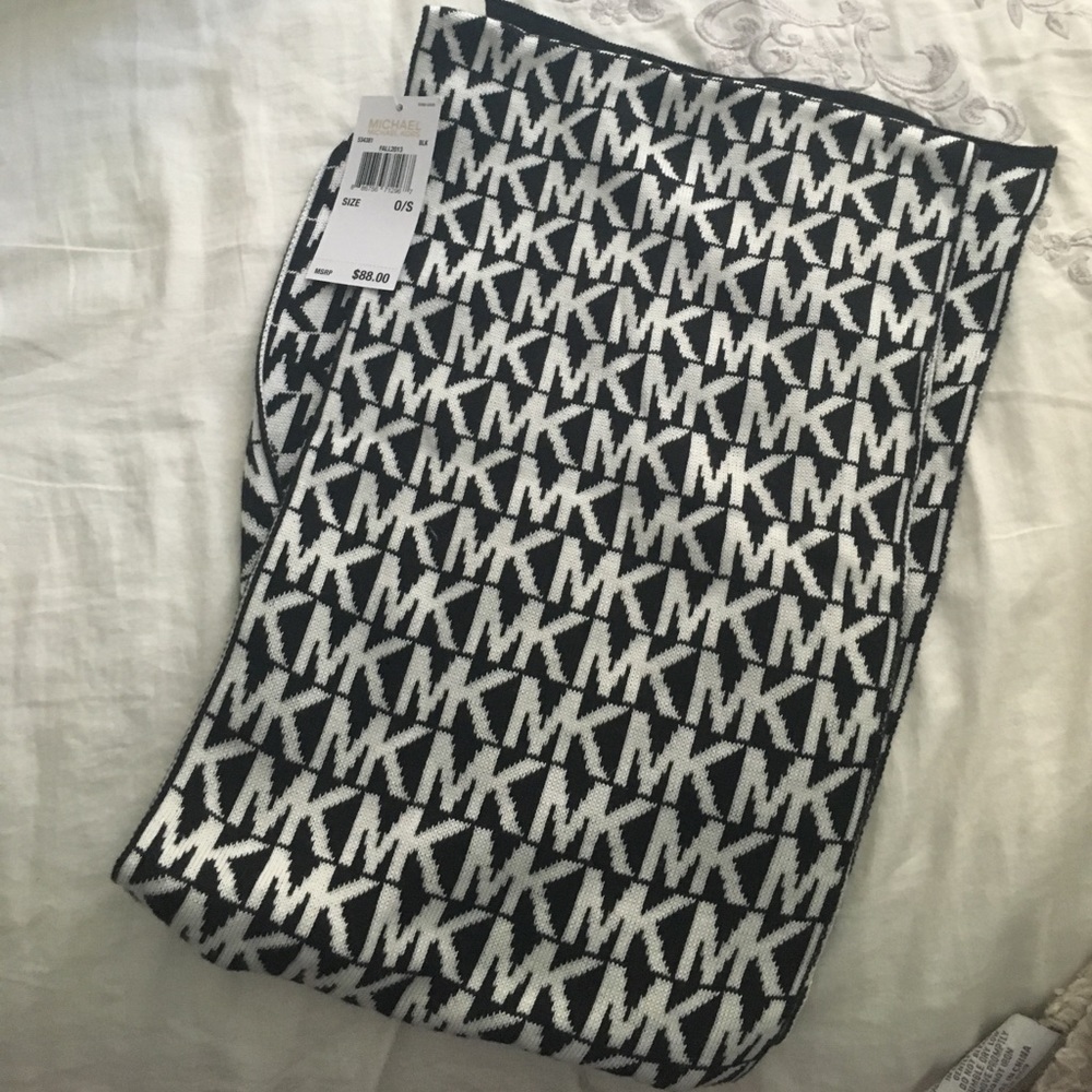 Michael kors scarf NWT Classic MK print