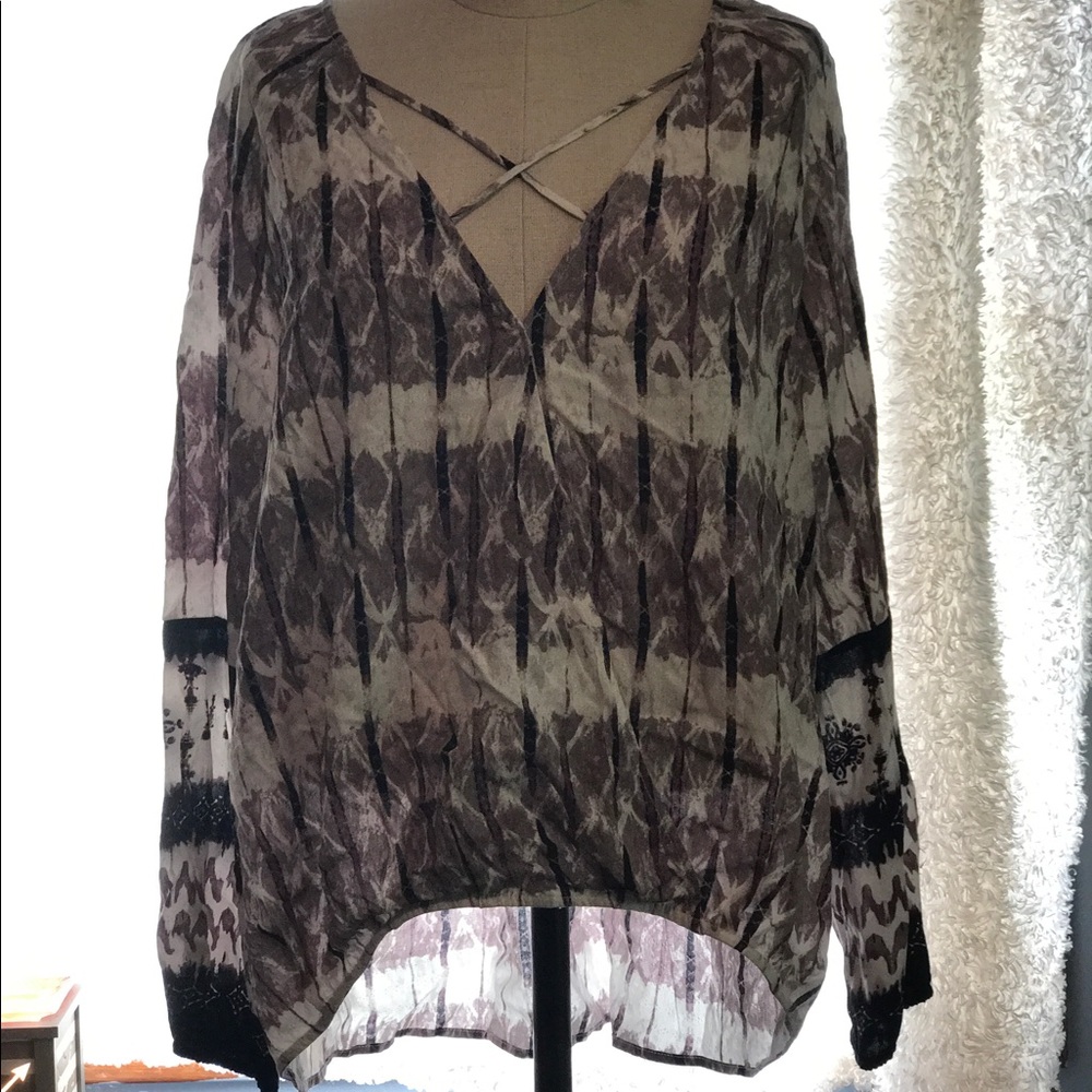 Massing purple white blouse