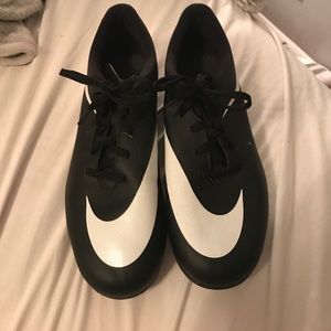 Size 6 Nike Cleats. Worn 2 times. Size runs big.