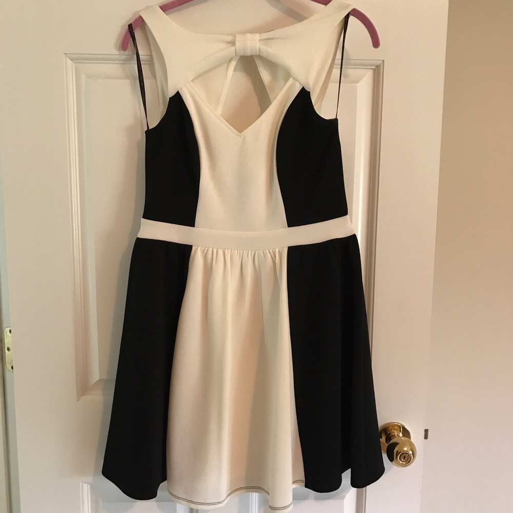 ⭐️Black/white Dress⭐️