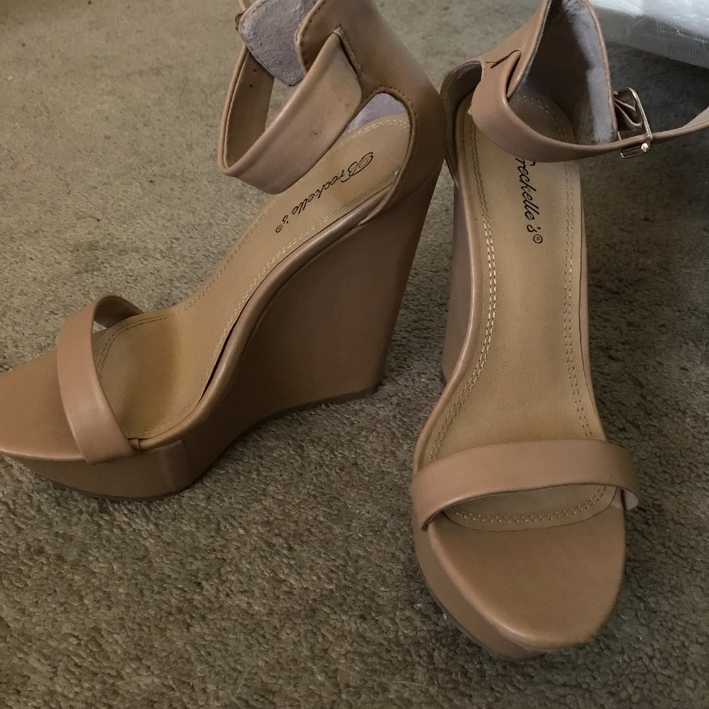 Nude wedges