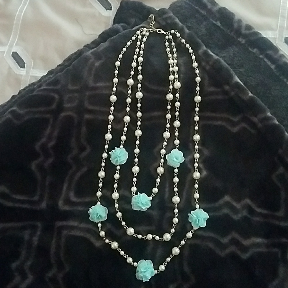 Pearls and carnations necklace