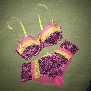 Cute panty and bra set - NEVER WORN 36C/M