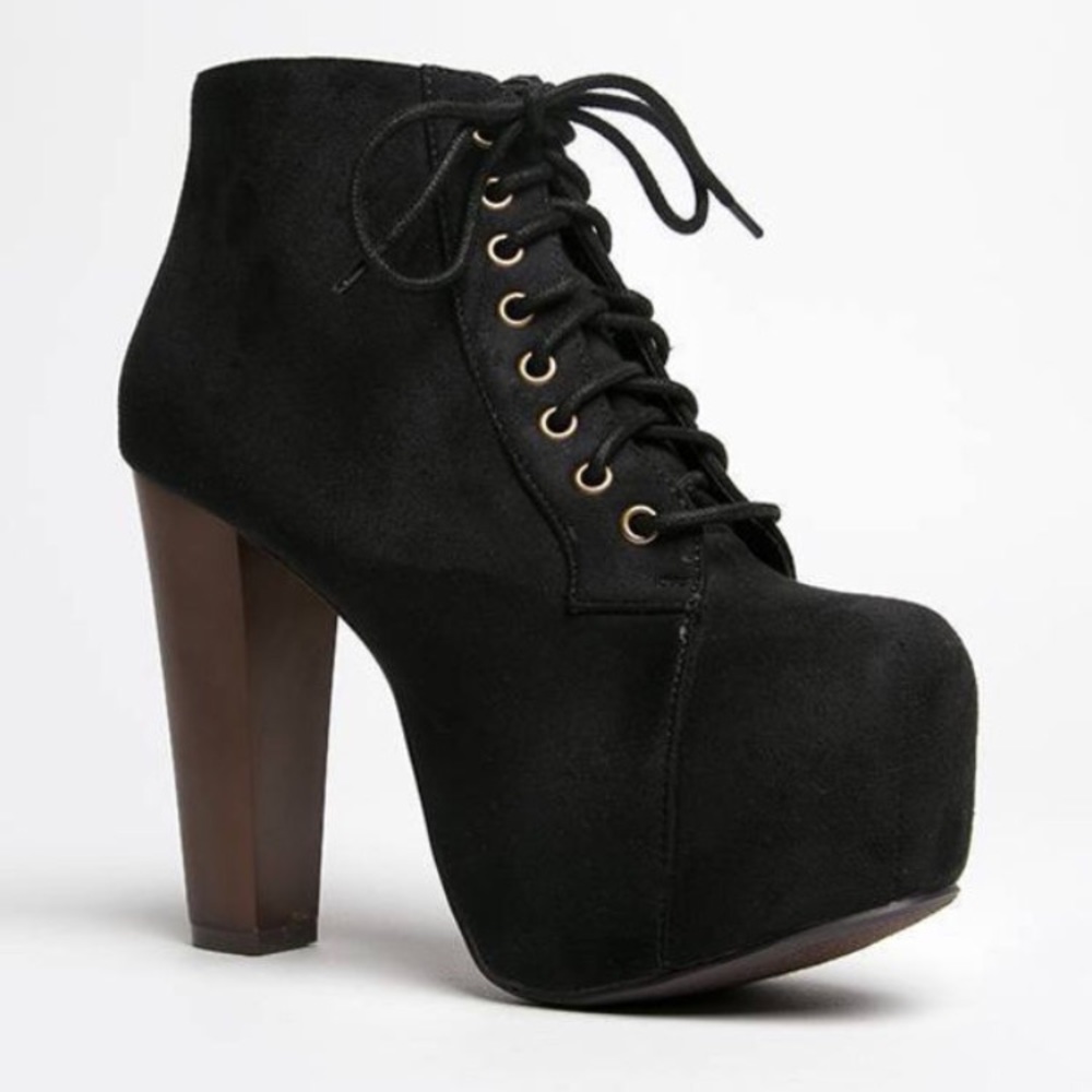 NWT Black Pumps