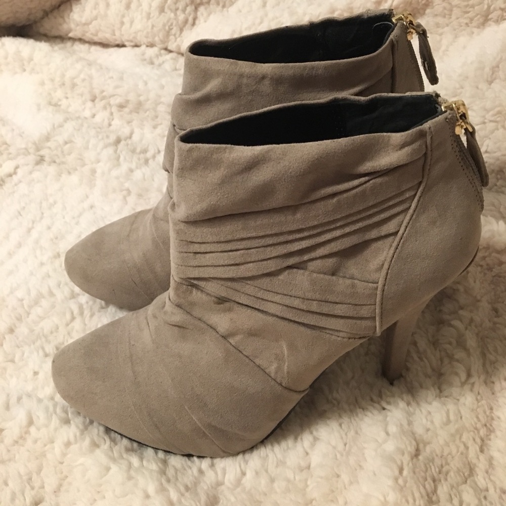 🌸 Tan/gray suede Guess booties 🌸