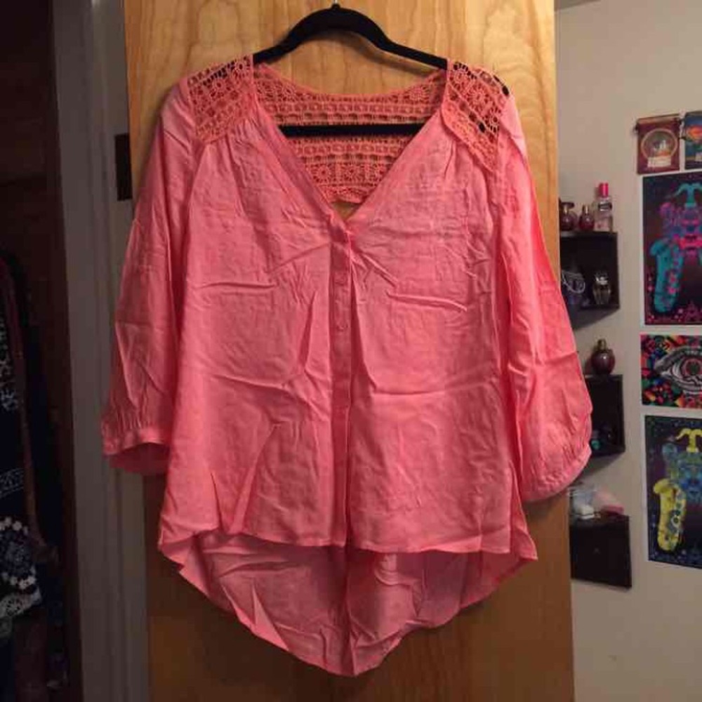 Windsor NWOT Crochet Open Back Light Blouse