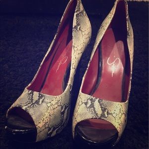 |J E S S I C A•S I M P S O N| snake print heels 🐍