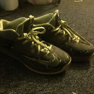 Lebron James low dunkman