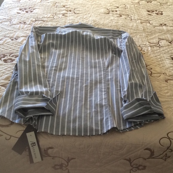 THE RIGHT SHIRTS - Picture 2 of 4