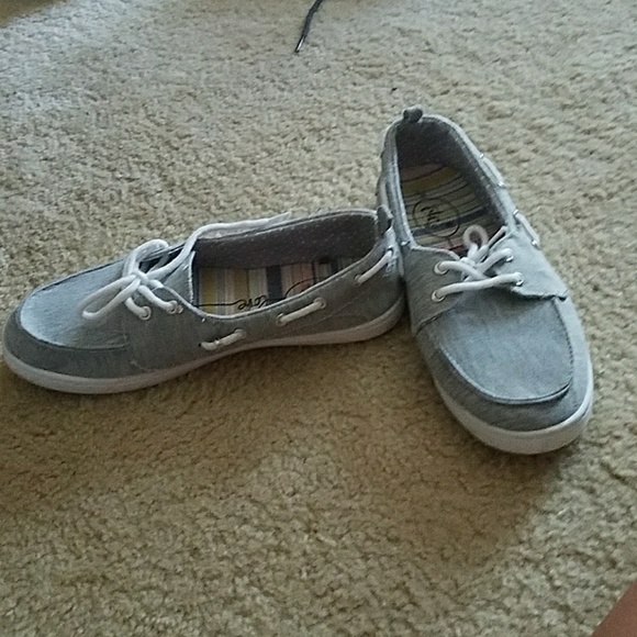 Slot shoes