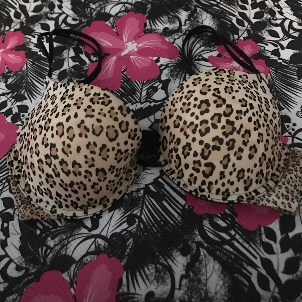 34 D Victoria secrets bra